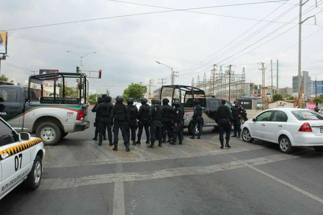 Fuerza Estatal Metropolitana intenta desalojar a taxistas