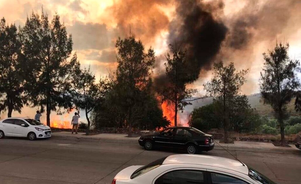 Atienden incendio en Camino a la Presa 