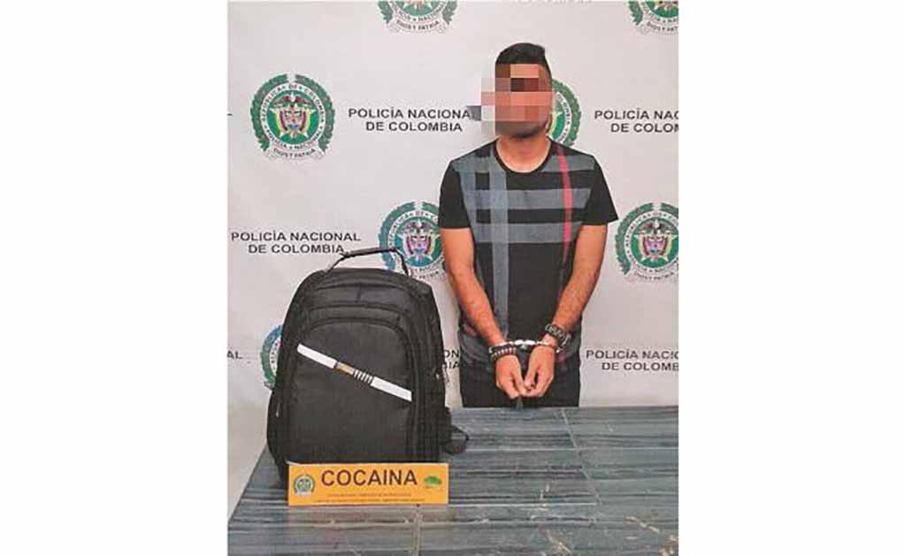 Detenido. El lunes pasado un ciudadano venezolano fue arrestado en el aeropuerto de El Dorado, en Bogotá, con un kilo de cocaína en su mochila, que pretendía trasladar a España (FOTOS: POLICÍA NACIONAL DE COLOMBIA)