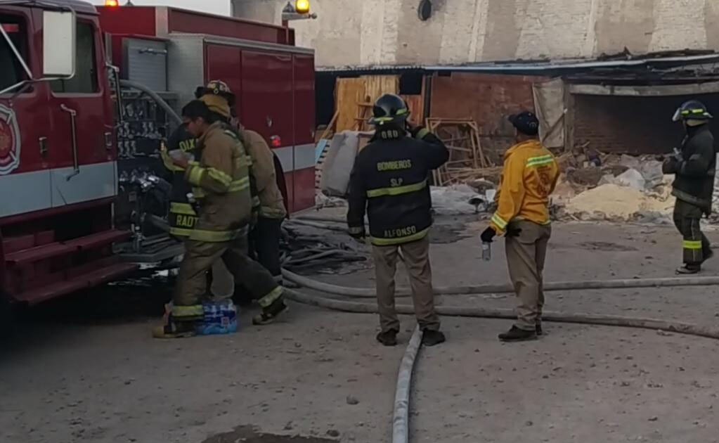 Bomberos controlan incendio en bodega