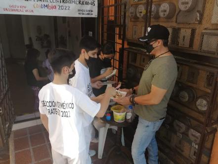 Cantan y lavan carros; medallistas potosinos buscan recursos para ir a Campeonato Panamericano de Karate