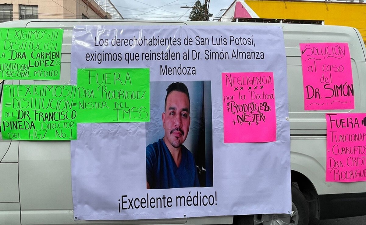 Protesta por despido injustificado de un médico del IMSS en SLP. Foto: Humberto Torres