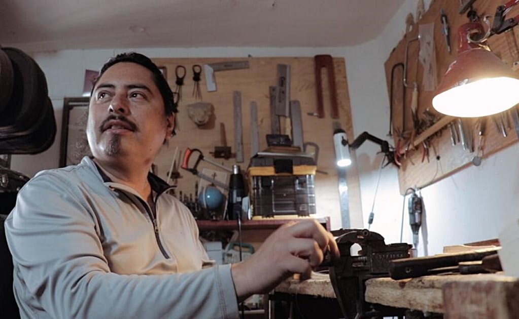 Restaurar y dar "nueva vida" a los instrumentos, el trabajo del laudero