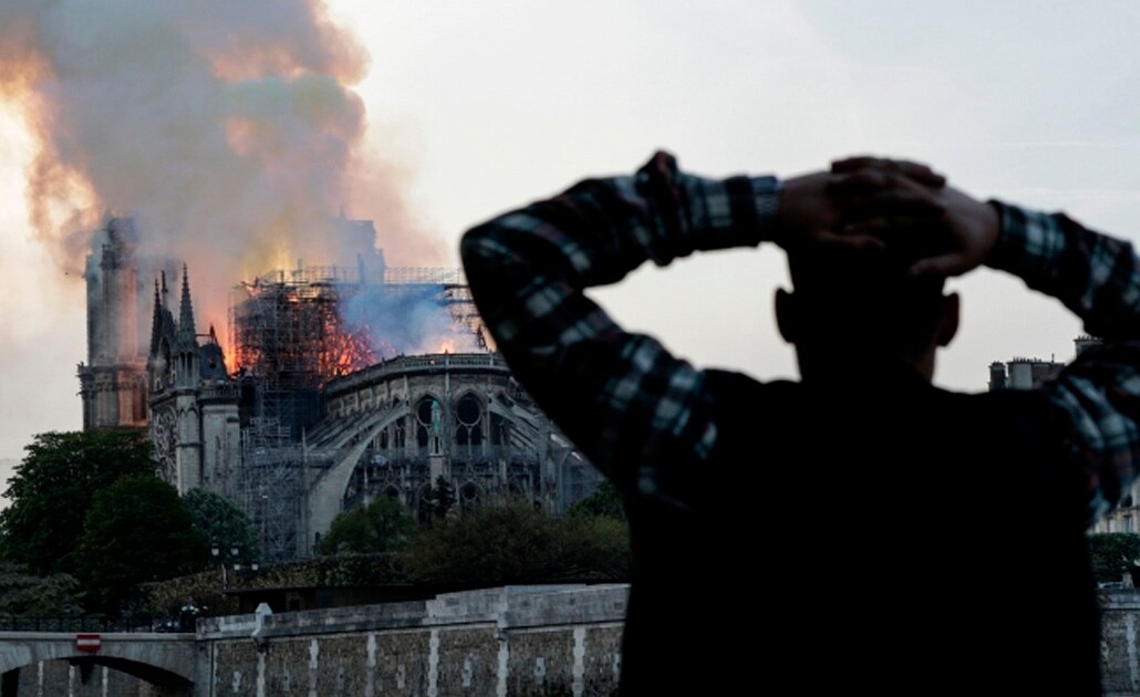 Parisinos lloran a la señora de Notre Dame por incendio