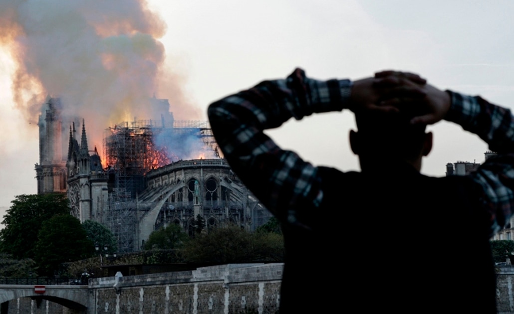 Parisinos lloran a la señora de Notre Dame por incendio