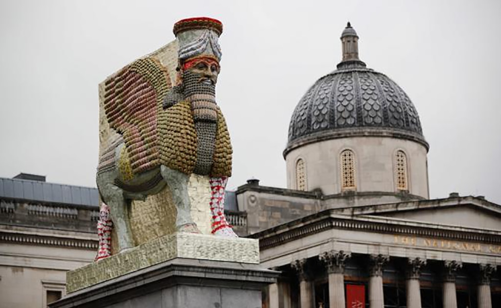 El artista Michael Rakowitz realizó una escultura que recrea a una deidad protectora destruida en Irak. Foto: AFP / Tolga Akmen