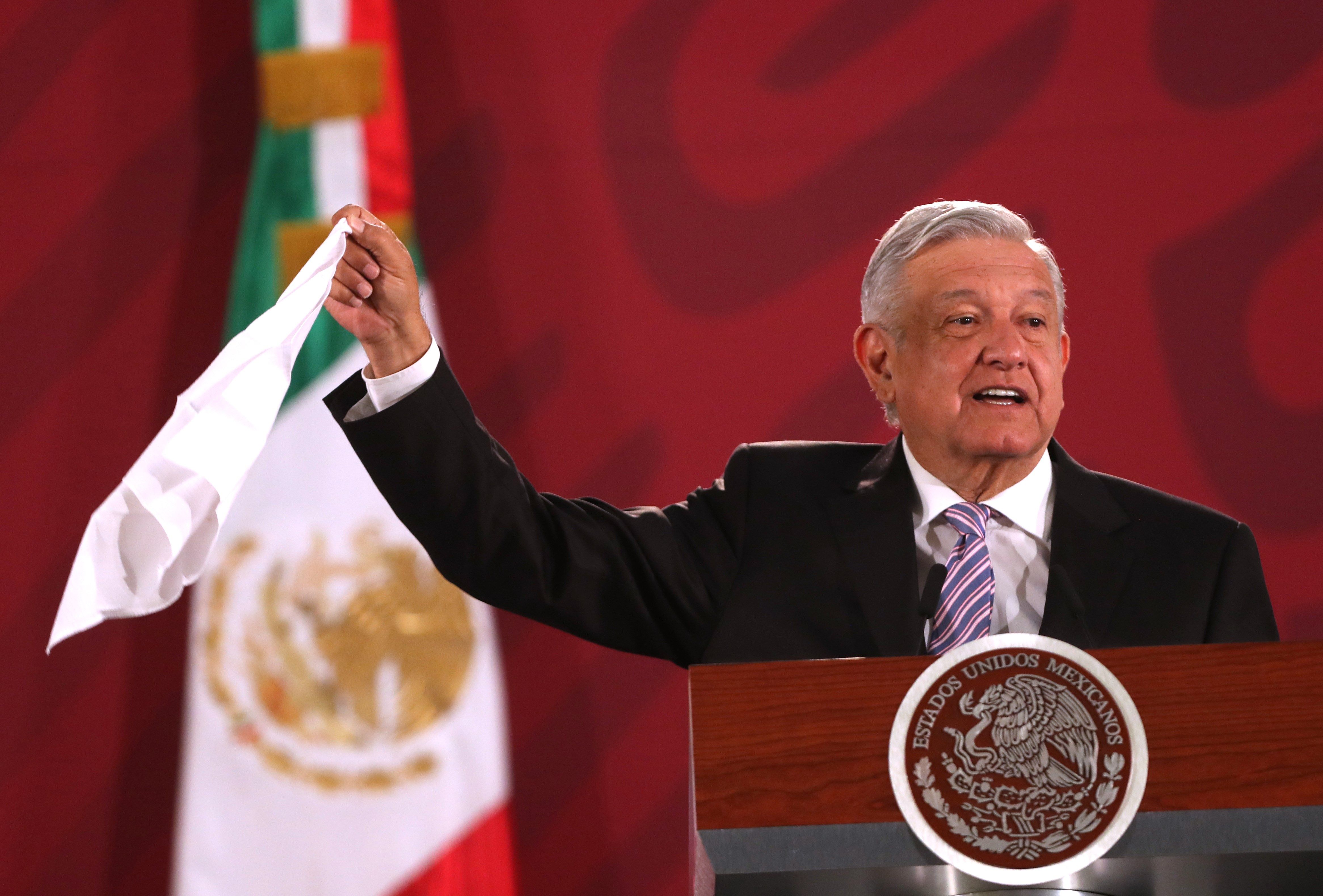 AMLO pide no descalificar iniciativas como el Teletón