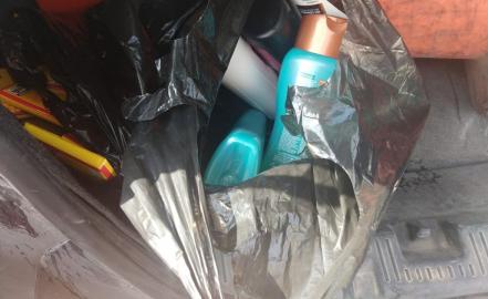 Roban tienda e intentan huir en taxi