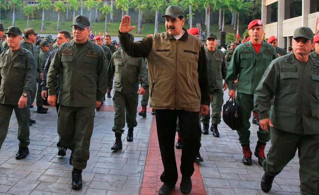 Maduro y militares venezolanos se declaran en ofensiva contra "golpistas"