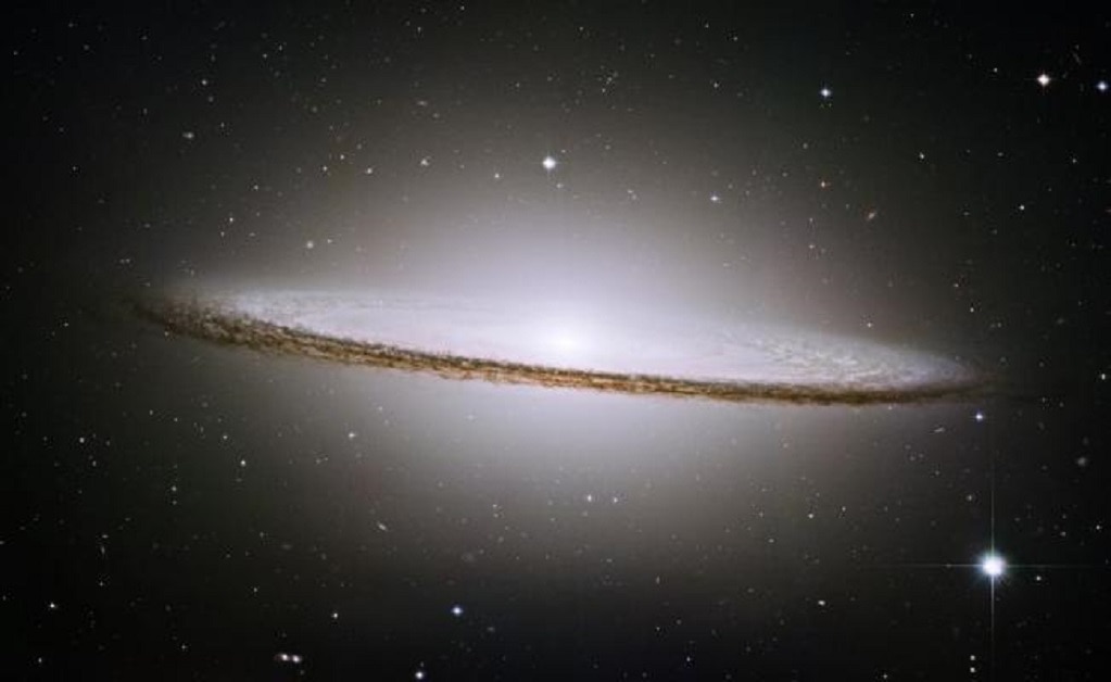 Descubren galaxia sombrero que alberga un agujero negro