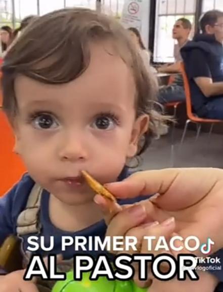 Video: Bebé prueba taco al pastor y se vuelve viral en TikTok