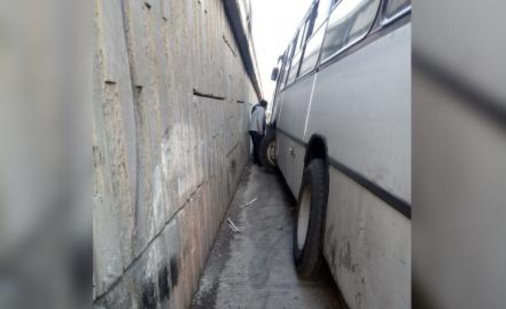 Choca autobús de personal en avenida Universidad