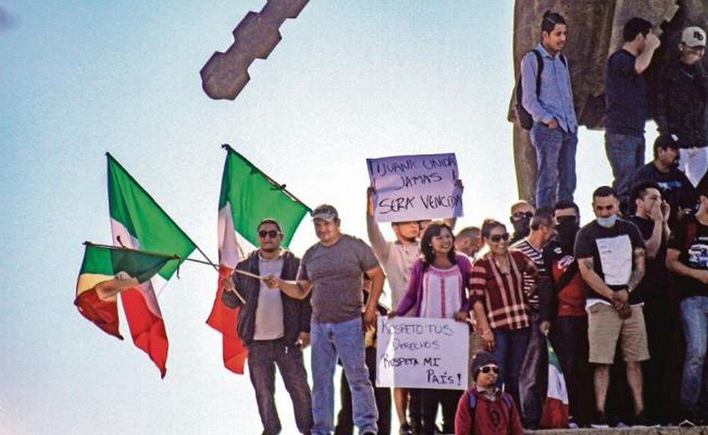 Cientos de personas caminaron más de 5 kilómetros e intentaron ingresar al albergue del deportivo Benito Juárez, donde se encontraban los centroamericanos. (JOEBETH TERRÍQUEZ. EL UNIVERSAL)