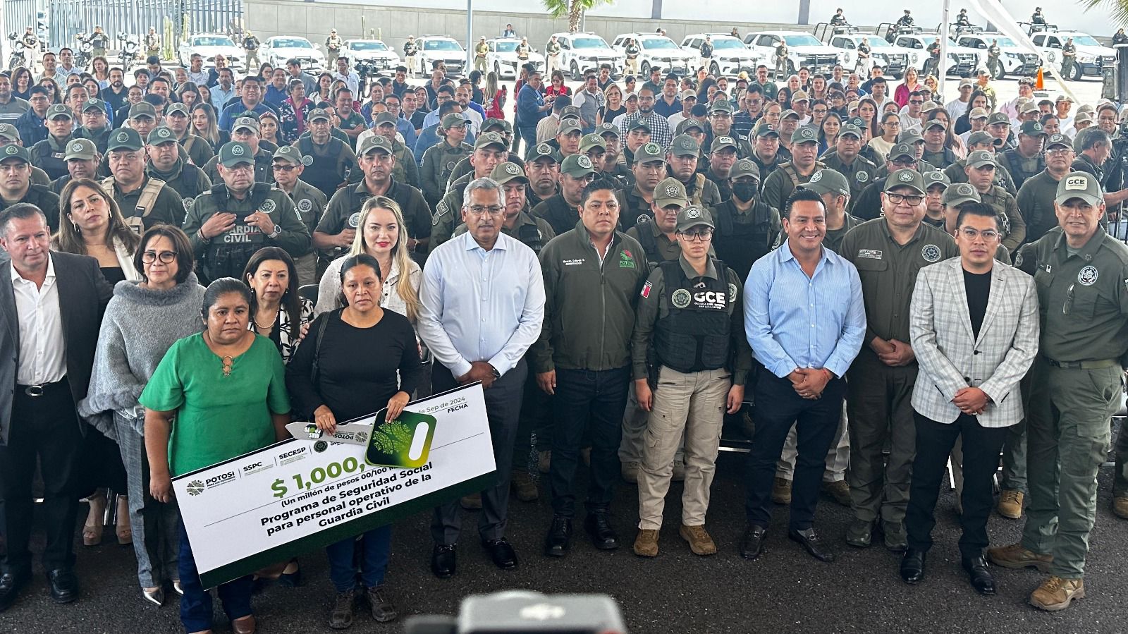 Entrega Ricardo Gallardo seguros de vida y vivienda a personal de la Guardia Civil de SLP