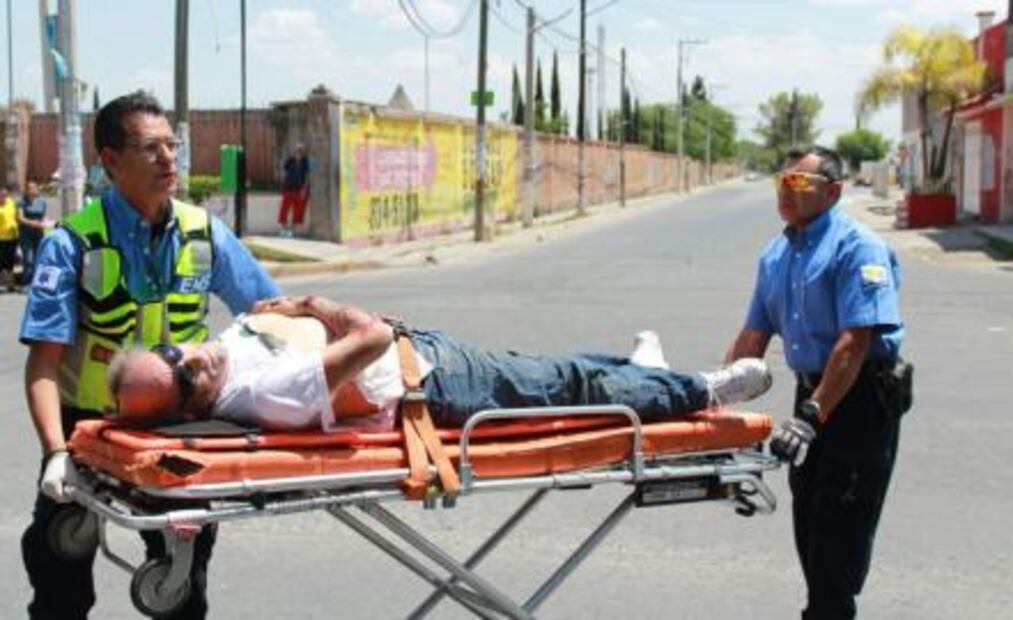 Conductor arrolla a motociclista