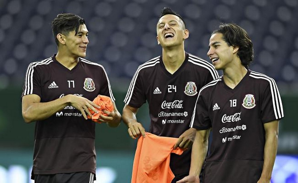  Diego Laínez y jugadores del Tri reciben su novatada