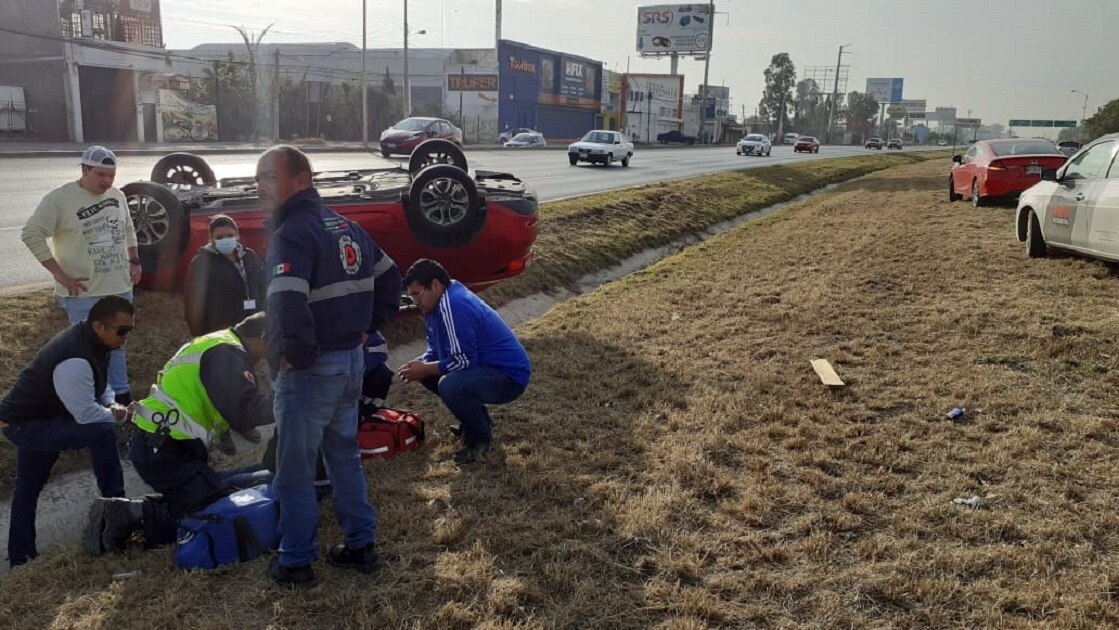 Conductora vuelca en carretera 57