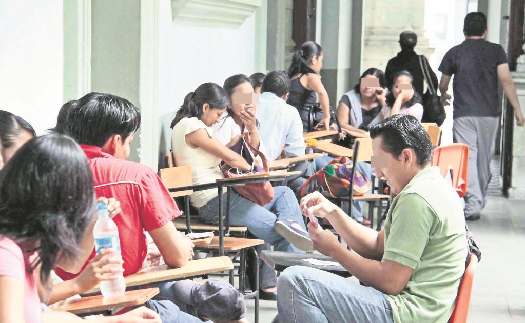 Jóvenes becados gastan su dinero en alcohol