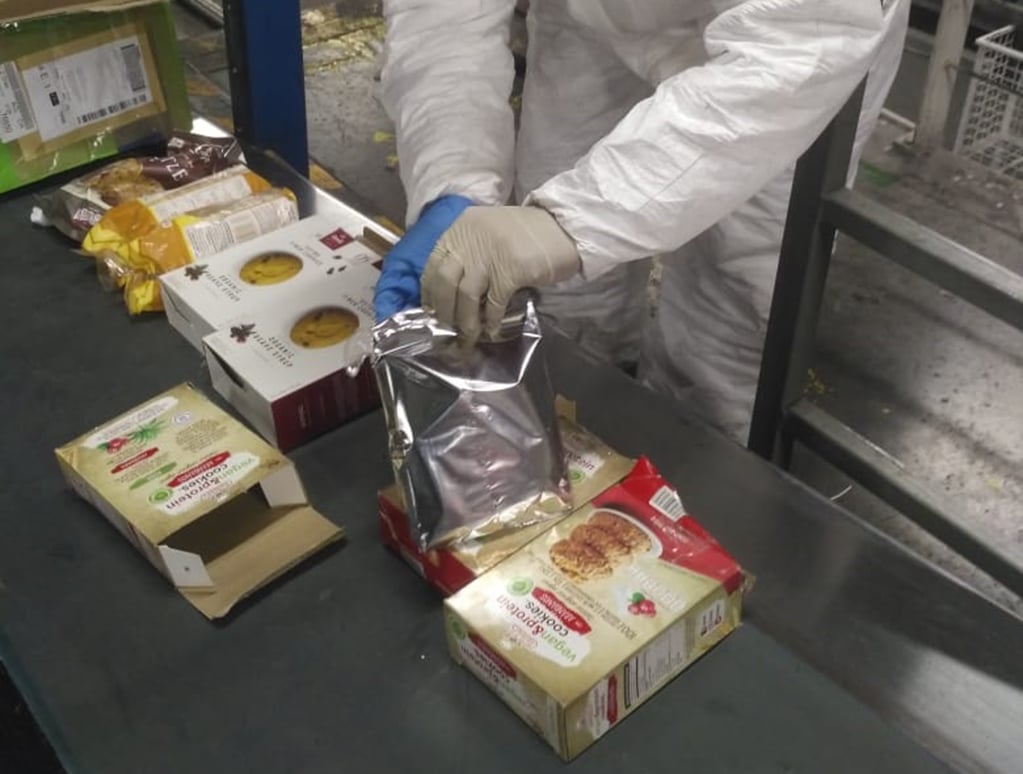 Encuentran cristal en caja de galletas light  