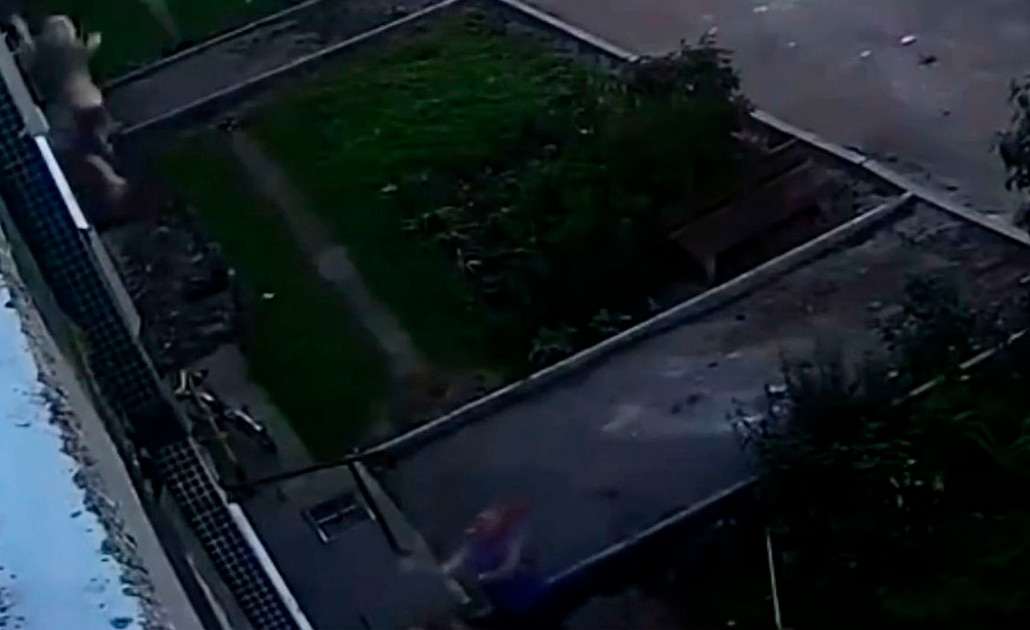 Video. Dos hombres rescatan a bebé que cayó de un edificio en Rusia