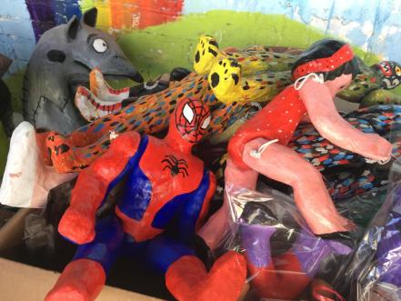 Con juguetes de cartón artesanal, niños y niñas disfrutaron el día de Reyes en SLP