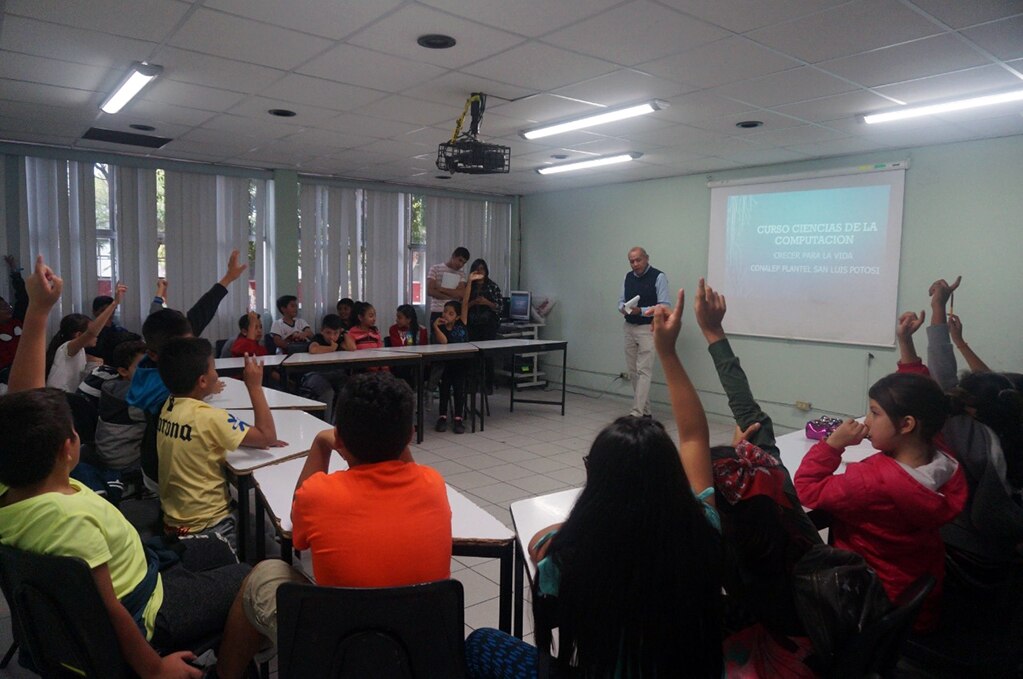 Realizan curso de computación para niños y niñas del Centro Crecer para la Vida