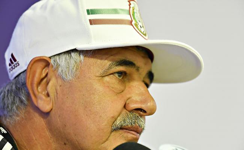 Tuca Ferretti explica porqué no convocó a 'Chicharito'