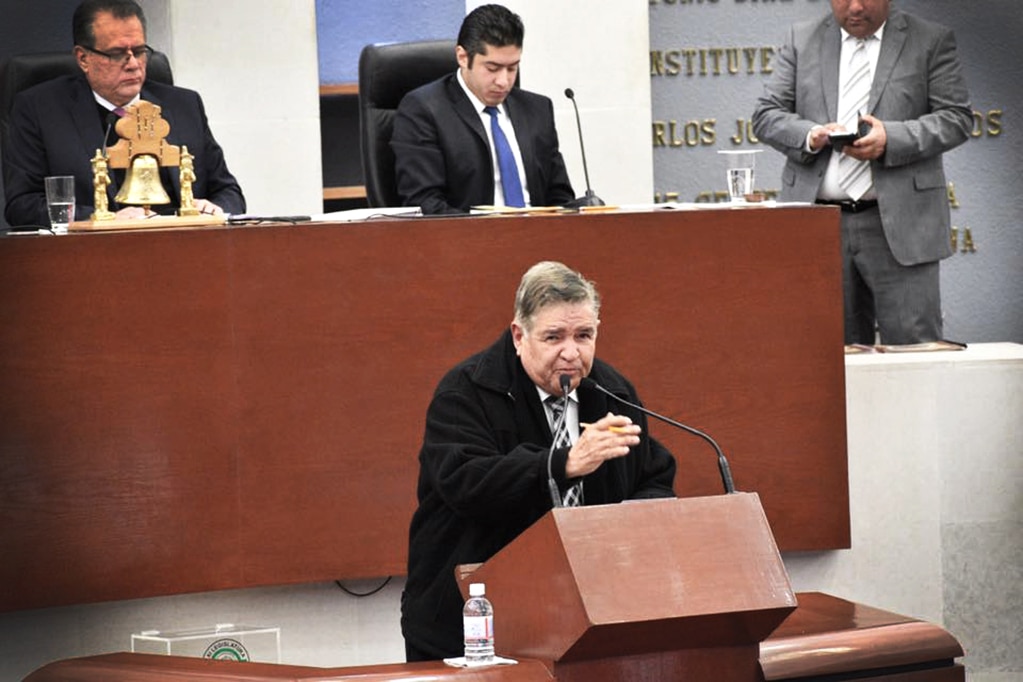 Explota Óscar Vera en tribuna por incremento a la tarifa de agua potable