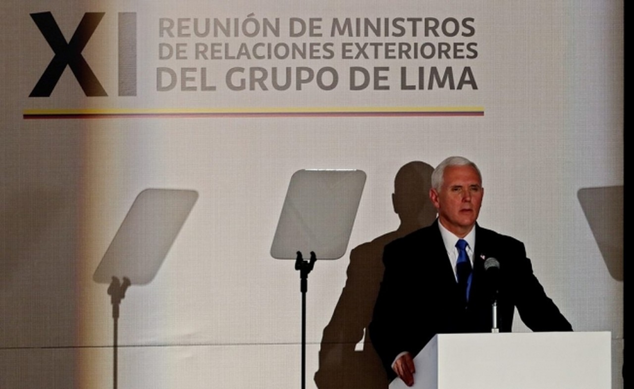 El vicepresidente de EU, Mike Pence, participa en una reunión como parte de la cumbre del Grupo de Lima (Foto: EFE)