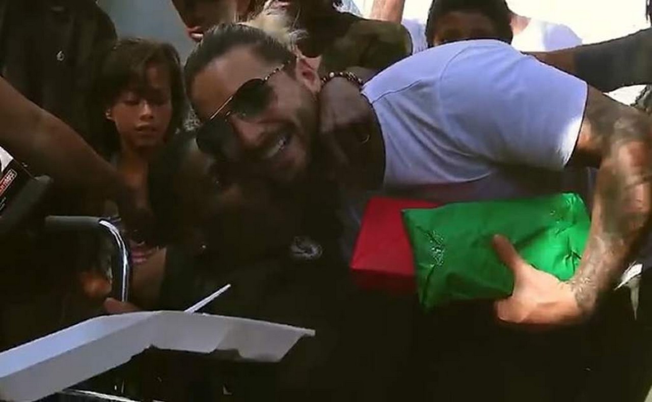 Maluma repartió regalos en barrios de Medellín