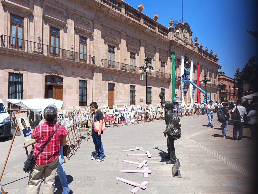 Con fotos de desaparecidos, protestan frente al Palacio de Gobierno de SLP