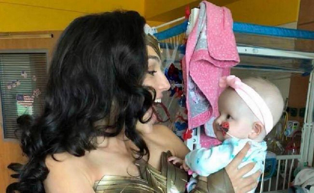  Gal Gadot visita a niños en hospital vestida como Wonder Woman