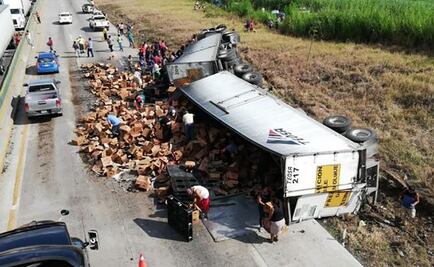 Saquean tráiler de cervezas accidentado en Veracruz