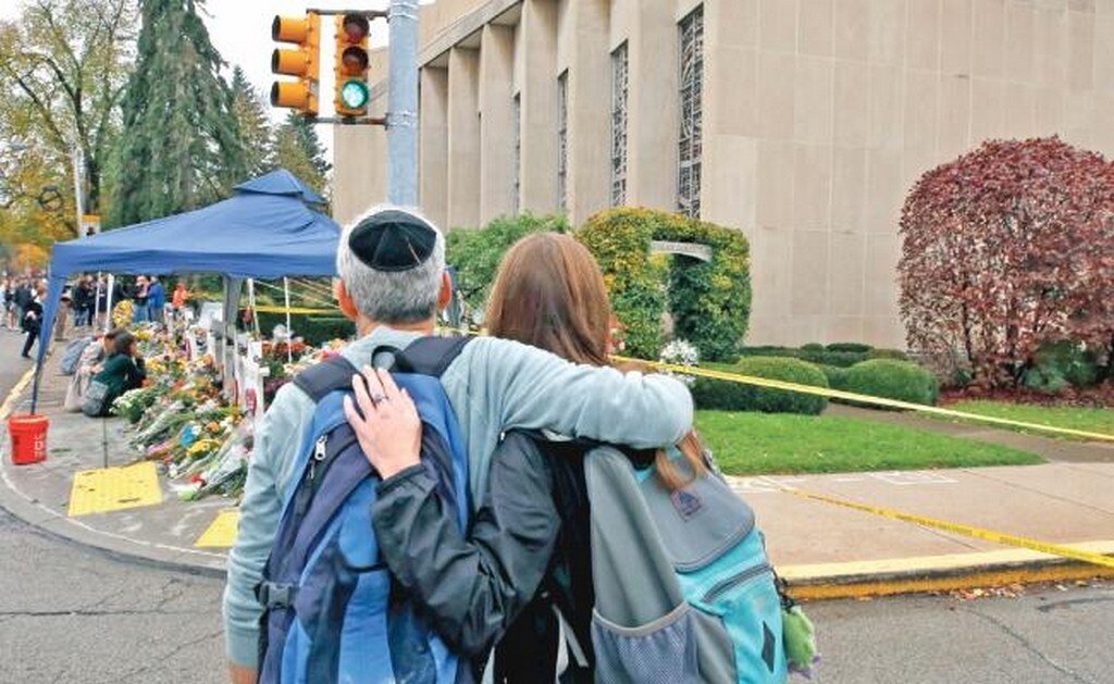 Lugareños montaron un memorial improvisado por las 11 víctimas que dejó el tiroteo del 27 de octubre en una sinagoga en Pittsburgh. (GENE J. PUSKAR. AP)