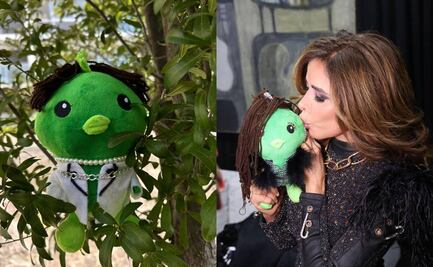 "Pollito Martín", Gallardo crea su tendencia 'simi' y regala peluches caracterizados a artistas en la Fenapo