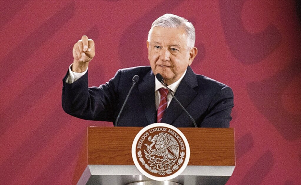 Andrés Manuel López Obrador informó que cancelará el contrato del gobierno federal, para comprar papel para libros de textos gratuitos, licitación que ganó Scribe, empresa que dirige Miguel Rincón, compadre del Presidente. GALO CAÑAS. CUARTOSCURO