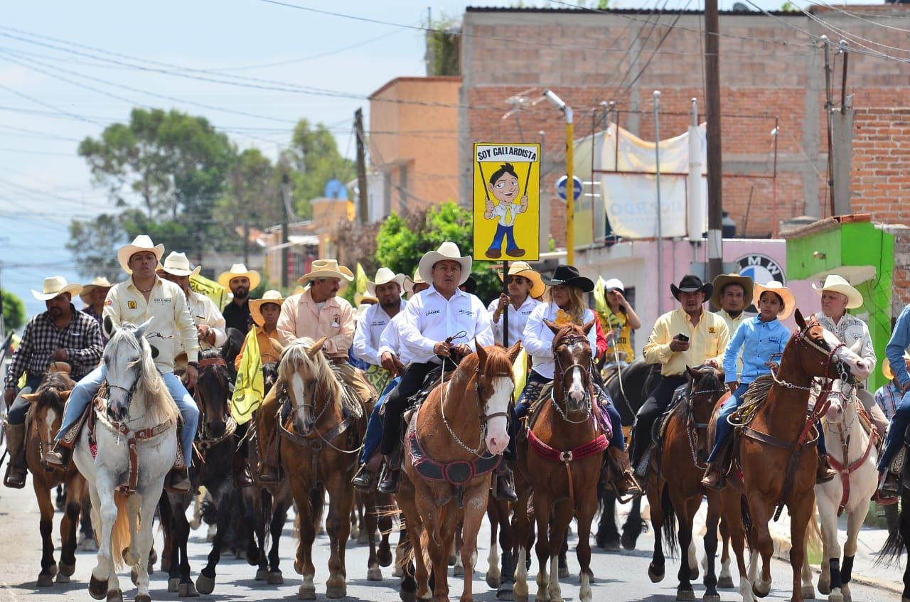 Candidatos del PRD realizan cabalgata en colonia San Isidro