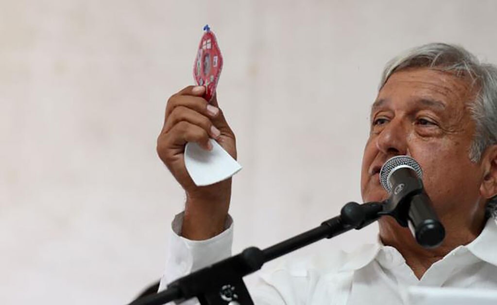 AMLO guarda un Sagrado Corazón en su cartera; lo protege de enemigos, dice