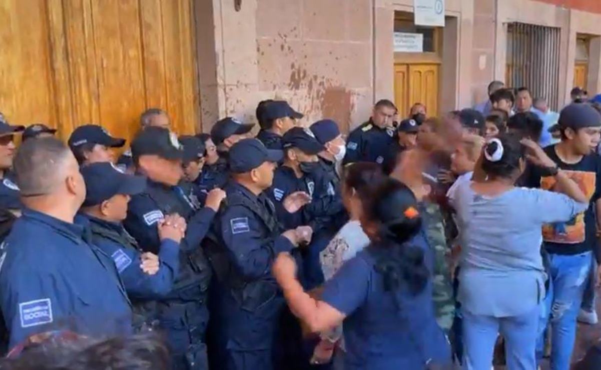 Trabajadores de centros nocturnos y colonos sin agua se manifiestan en Palacio Municipal de SLP. Fotos: Especial