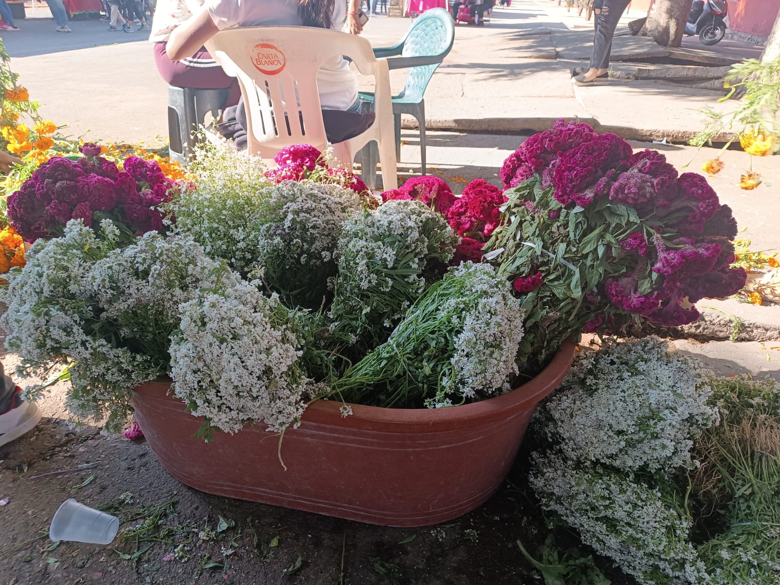 Comerciantes de cempasúchil en el panteón Españita de SLP