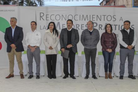 Gobernador de SLP entregó kits a tutores deportivos