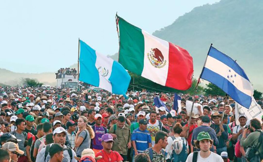 En el camino hacia Tapanatepec, Oaxaca, la caravana fue interceptada por policías federales, pero tras dialogar con diferentes autoridades, les abrieron el paso. (VALENTE ROSAS. EL UNIVERSAL)