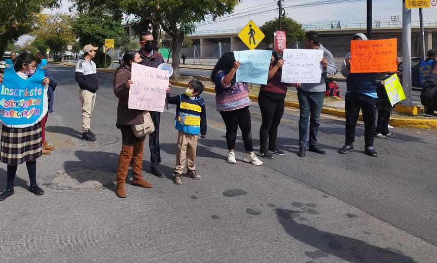 Padres de familia protestan por cierre de la secundaria y primaria en SLP; serán Universidad Rosario Castellanos