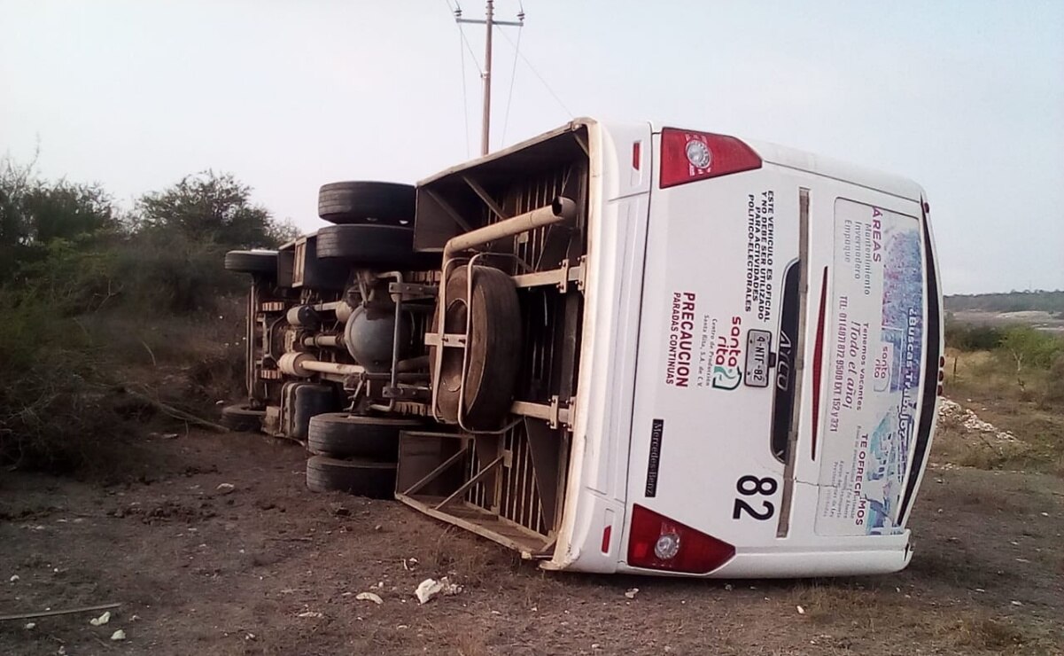 Vuelca autobús con jornaleros en la Cárdenas-Alaquines; hay 18 heridos