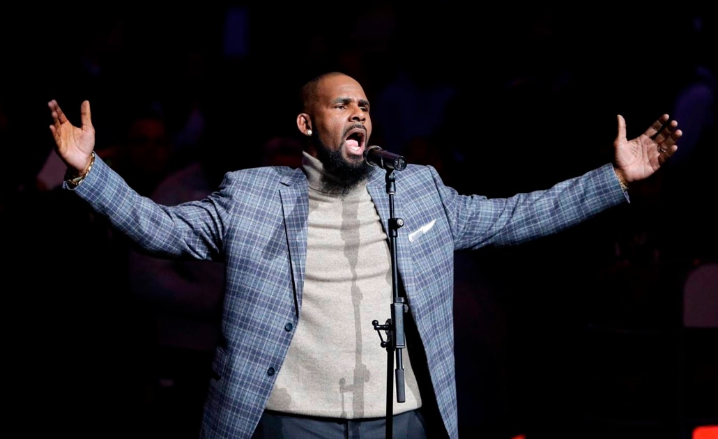 Mujer acusa que el rapero R.Kelly la ahogó, orinó y defecó sobre ella