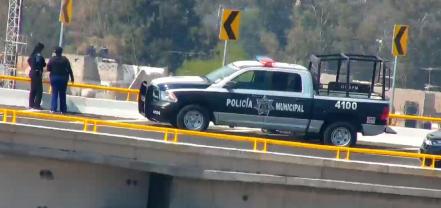 Policías municipales auxilian a un hombre en distribuidor Juárez