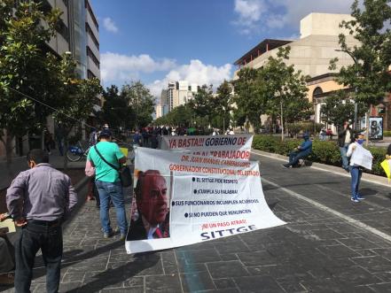 Trabajadores del SITTGE bloquean la Avenida Carranza en SLP