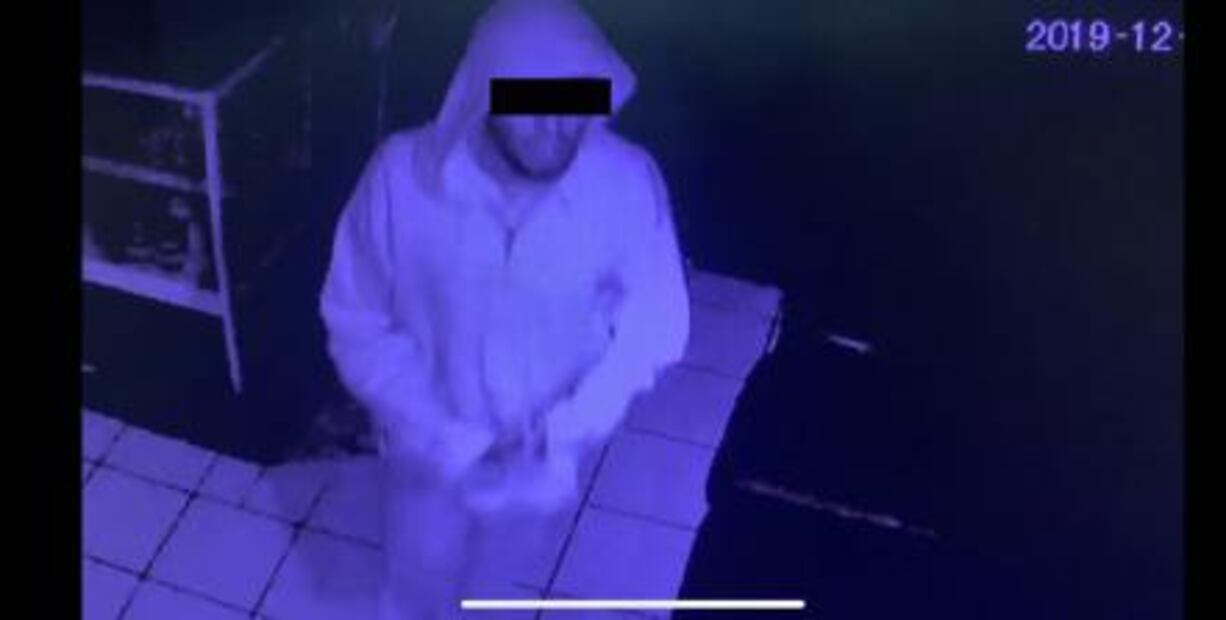 Sujetos encapuchados asaltan tienda de tatuajes