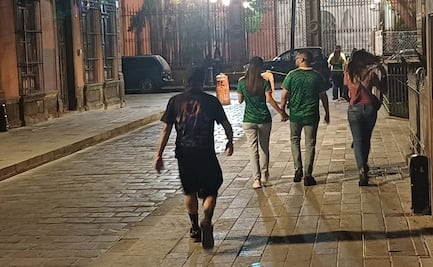 Tras eliminación de México en Mundial 2026, aficionados desahogan frustración en glorieta Bocanegra de SLP