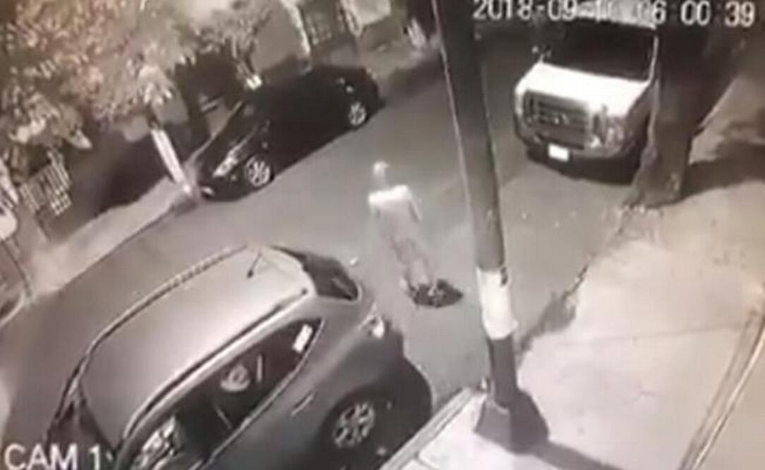 El sujeto regresa a su auto cuando no alcanza a la menor. Foto: Especial